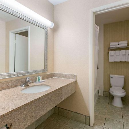 Quality Inn & Suites Oceanside Near Camp Pendleton Exterior foto